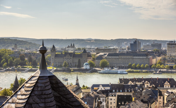 Ausblick über Koblenz vom Stadtteil Ehrenbreitstein aus mit mehreren Türmen, dem preußischen Regierungsgebäude, dem Pegelhaus und dem Rhein im Blick © Koblenz-Touristik GmbH, Dominik Ketz