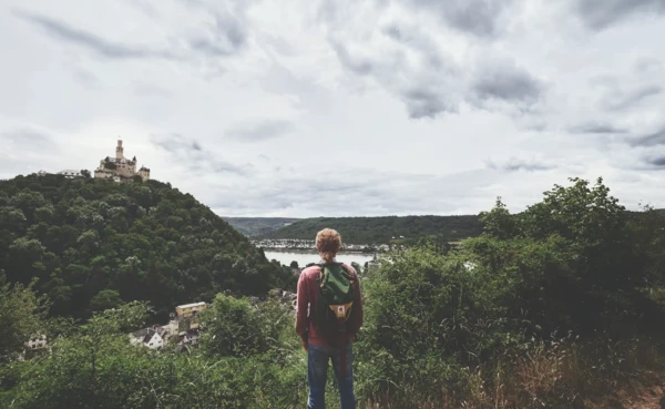 Wanderer von hinten blickt auf die Marksburg &copy; Koblenz-Touristik GmbH, Philip Bruederle
