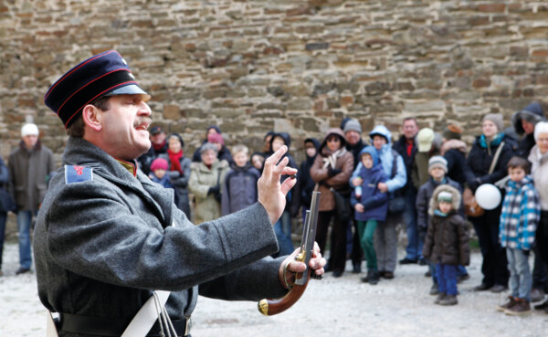 Festungsführung in Festung Ehrenbreitstein wo Führer die Funktionalität preussischer Waffen zeigt ©Koblenz-Touristik GmbH