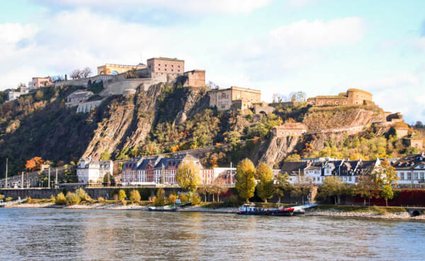 Blick über den Rhein mit der Festung Ehrenbreitstein auf einem Hügel ©Johannes Bruchhof