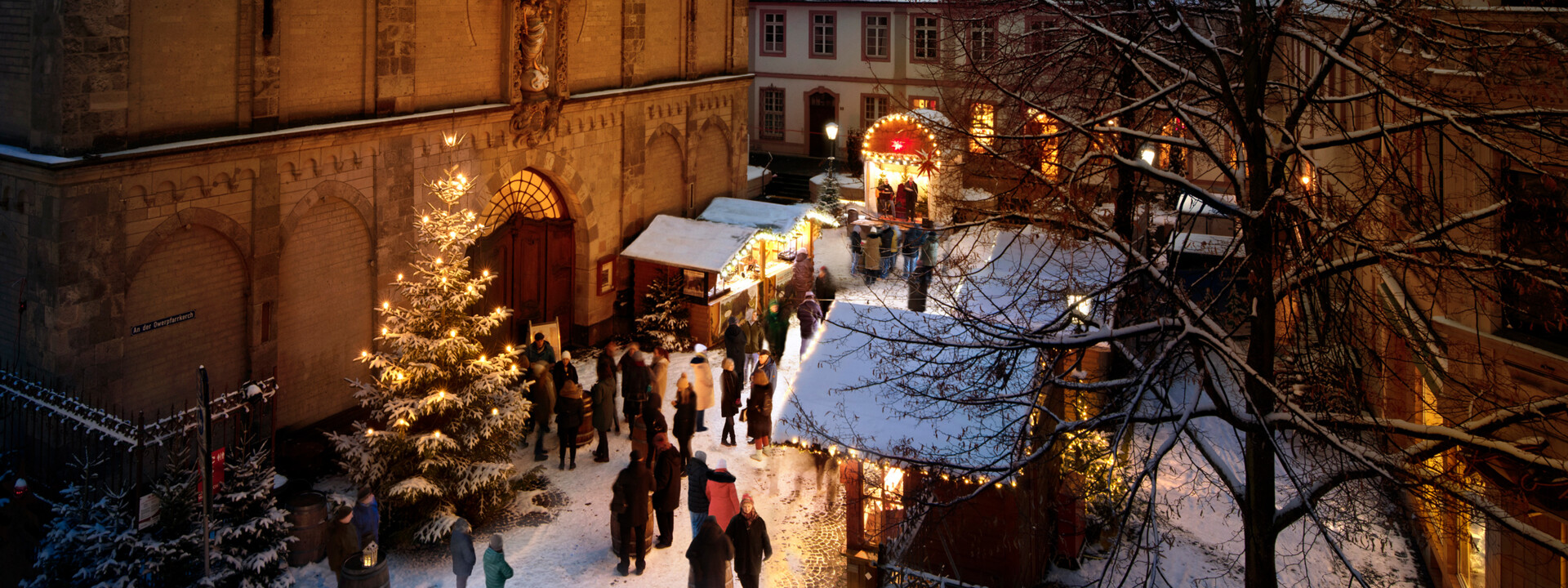 Menschen reden, essen und trinken vor beschmuckten und mit Schnee bedeckten Ständen auf dem Vorplatz der Liebfrauenkirche in Koblenz ©Koblenz-Touristik GmbH, Gauls Menschen reden, essen und trinken vor beschmuckten und mit Schnee bedeckten Ständen auf dem Vorplatz der Liebfrauenkirche in Koblenz ©Koblenz-Touristik GmbH, Gauls