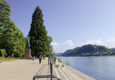 Schlossstufen mit dem Görres Denkmal an den Rheinanlagen mit der Festung Ehrenbreitstein im Hintergrund © Koblenz-Touristik GmbH, Swantje Nickolay