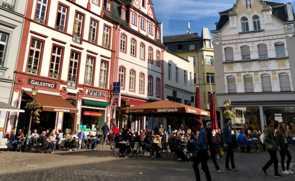 Menschen sitzen an Cafétischen in der Koblenzer Altstadt ©Koblenz-Stadtmarketing GmbH