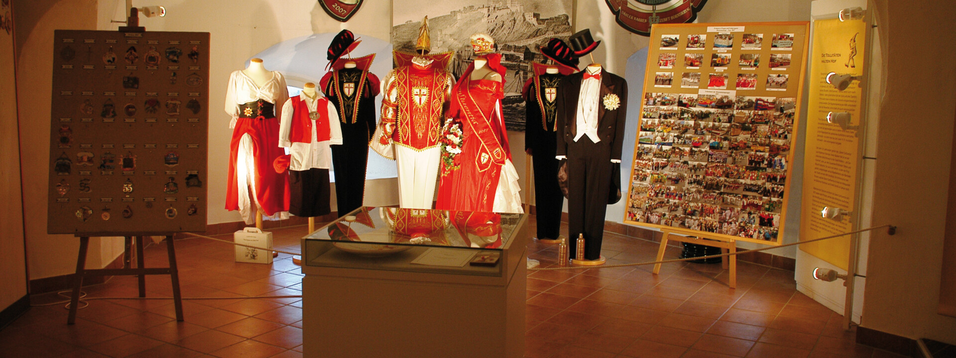 Ausstellung von früherer Kleidung im Rheinischen Fastnachtsmuseum ©H.-G. Jäckel