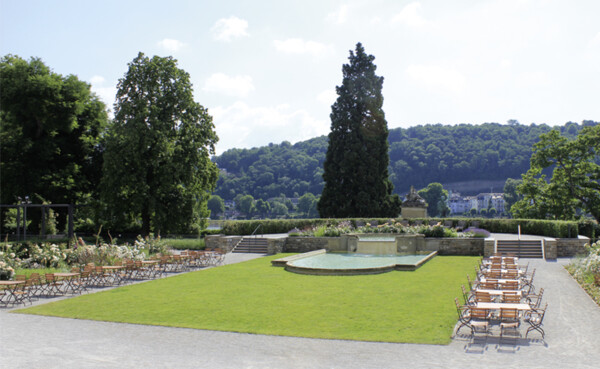 Garten hinter dem Kurfürstlichen Schloss in Koblenz ausgestattet mit Tischen und Stühlen ©Koblenz-Touristik GmbH