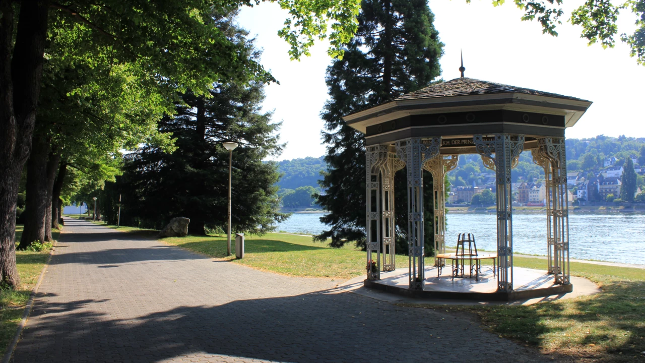 Luisentempel an den Koblenzer Rheinanlagen