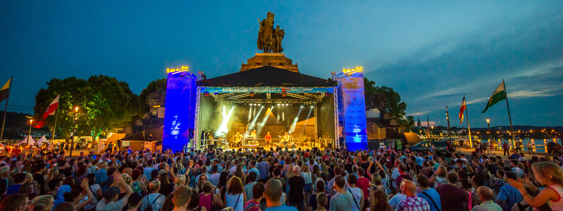 Bühne am Deutschen Eck während des Koblenzer Sommerfest zu "Rhein in Flammen" ©Koblenz-Touristik GmbH, Artur Lik Bühne am Deutschen Eck während des Koblenzer Sommerfest zu "Rhein in Flammen" ©Koblenz-Touristik GmbH, Artur Lik