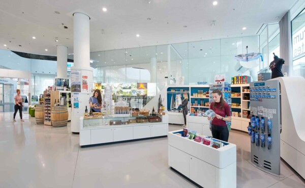 Shop in der Tourist-Information, Forum Confluentes, Koblenz © Koblenz-Touristik, Gauls, Die Fotografen © Koblenz-Touristik, Gauls, Die Fotografen