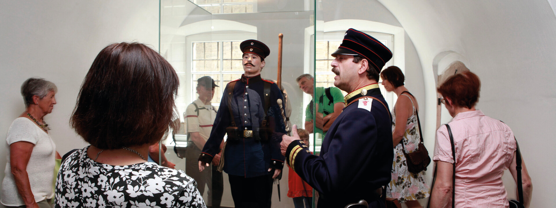 Verkleideter Führer redet mit einer Führungsgruppe im Museum ©Koblenz-Touristik GmbH