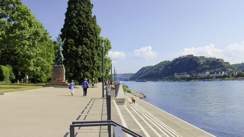 Schlossstufen mit dem Görres Denkmal an den Rheinanlagen mit der Festung Ehrenbreitstein im Hintergrund