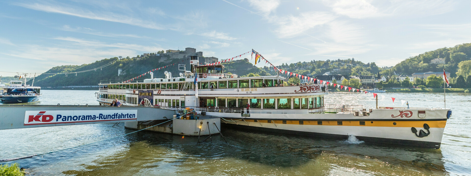 Passagierschiff Goethe angelegt am Rheinufer mit Festung Ehrenbreitstein im Hintergrund © Koblenz-Touristik GmbH, Dominik Ketz