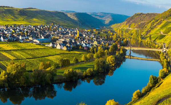 Goldenes Licht fällt auf das Moseltal und mit seinen Weinbergen und Dörfer © AdobeStock