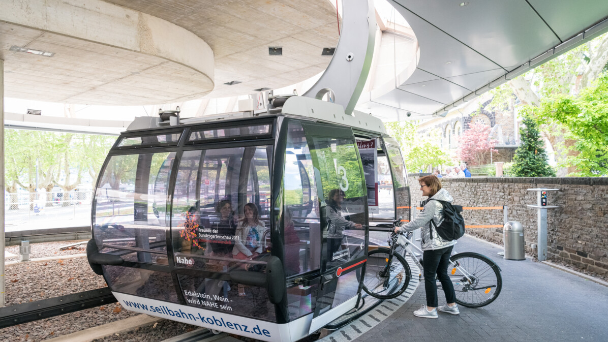 Fahrradfahrerin steigt mit ihrem Fahrrad in die Seilbahn ein © Koblenz-Touristik GmbH, Dominik Ketz