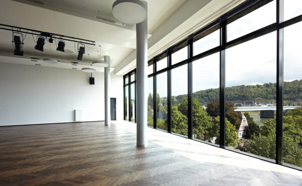 Tagungsraum mit edlem Boden und Panoramafenster mit Blick auf den Rhein in der Rhein-Mosel-Halle ©Thomas Frey