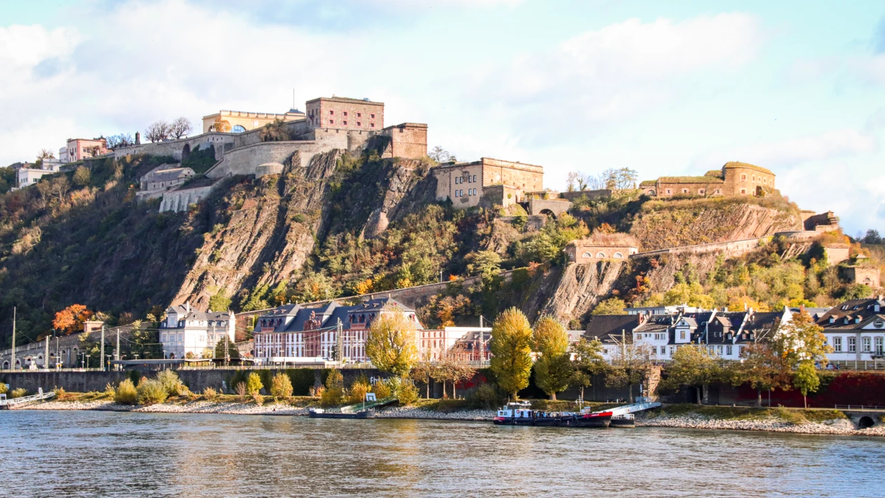 Blick über den Rhein mit der Festung Ehrenbreitstein auf einem Hügel