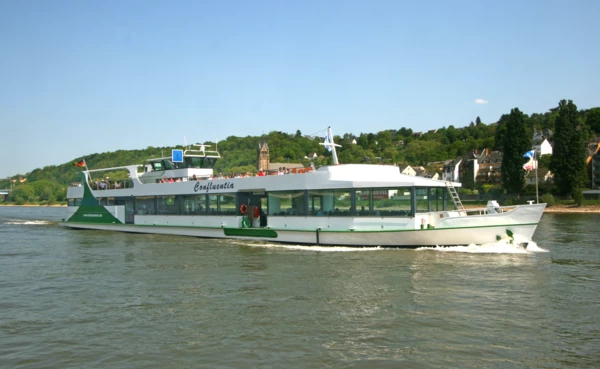 Schiff Confluentia fährt auf dem Rhein in Koblenz