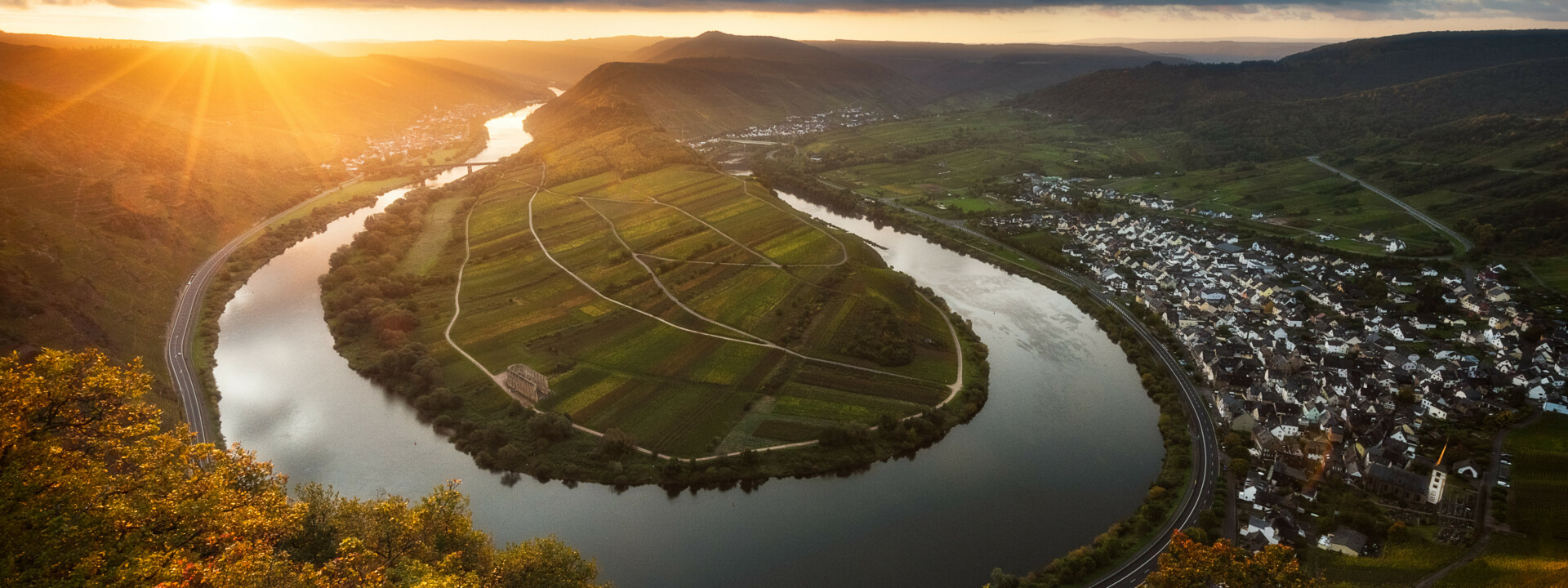 Moselschleife beim Sonnenuntergang in Bremm ©Herrmann Forster - stock.adobe.com