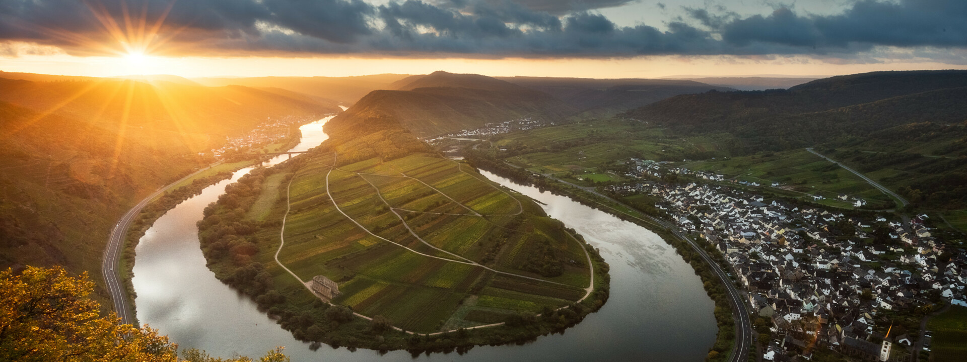 Moselschleife beim Sonnenuntergang in Bremm ©Herrmann Forster - stock.adobe.com