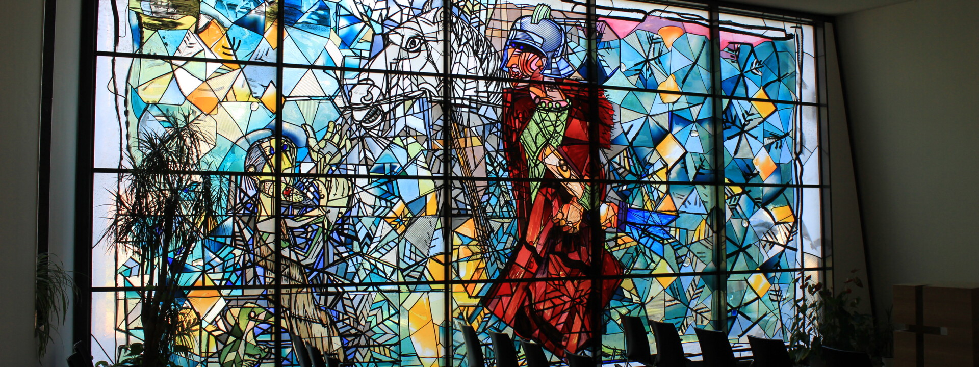Glasmalerei in der Kapelle St. Martin mit Reihenbestühlung ©Koblenz-Touristik GmbH