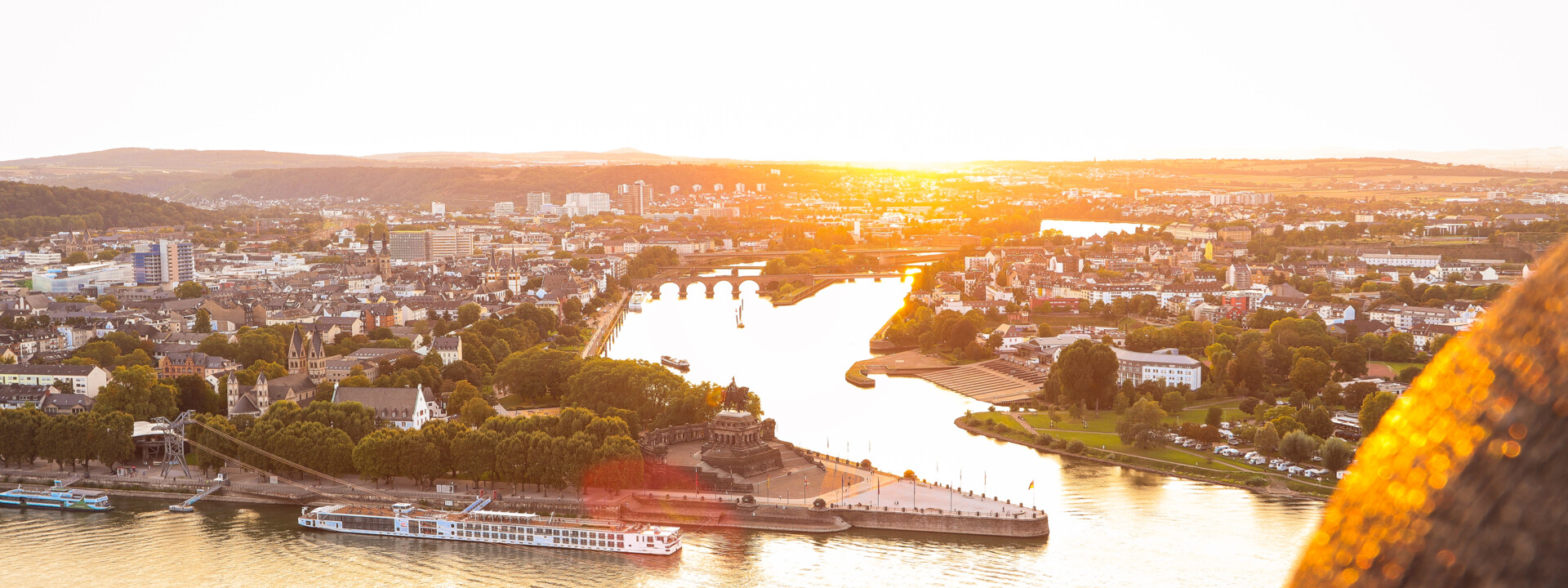 Blick über die Stadt Koblenz auf das Deutsche Eck den Zusammenfluss von Rhein und Mosel in der Abendsonne © Johannes Bruchhof 