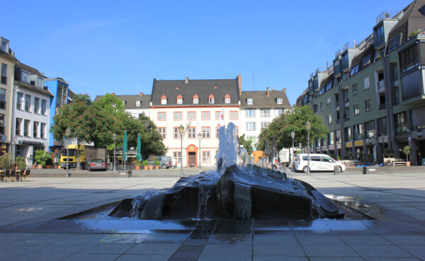 Brunnen auf dem Münzplatz mit Haus Metternich und Geschäfte im Hintergrund © Koblenz-Touristik GmbH
