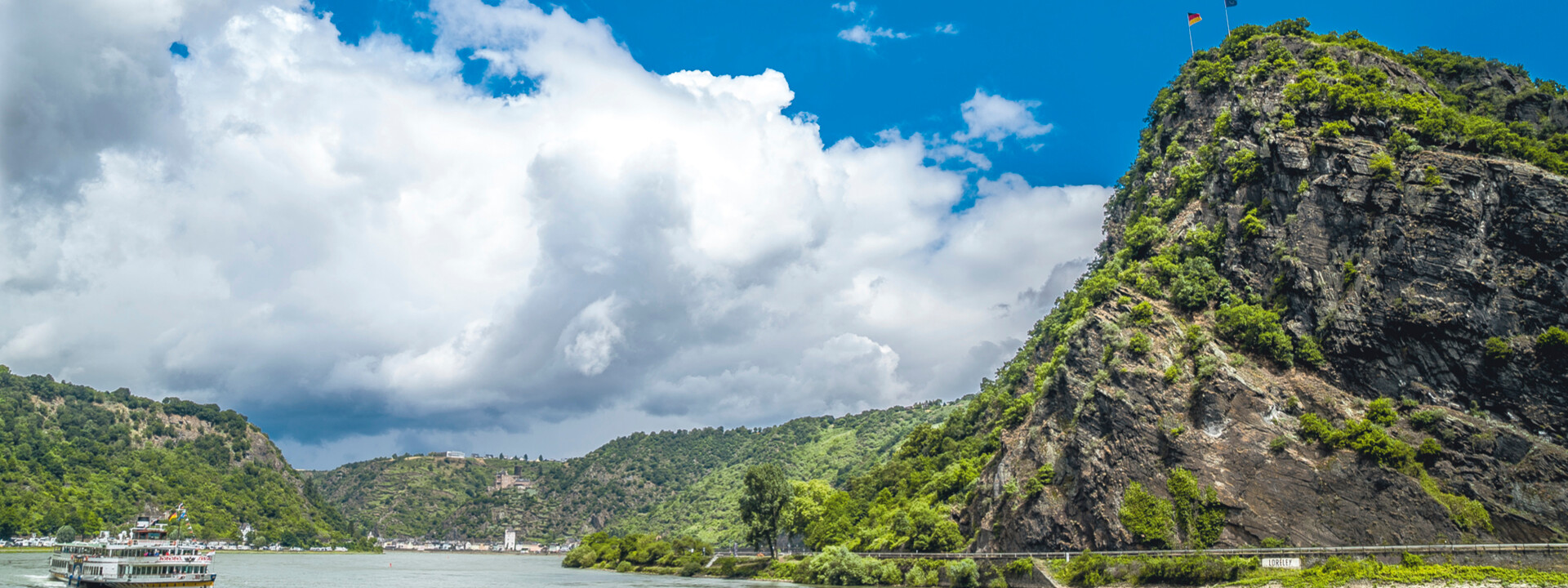 Loreleyfelsen mit einem Schiff auf dem Rhein im Vordergrund © Loreleyfelsen mit einem Schiff auf dem Rhein im Vordergrund ©