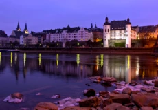 Die Alte Burg in Koblenz mit blauem Himmel und Balduinbrücke im Hintergrund