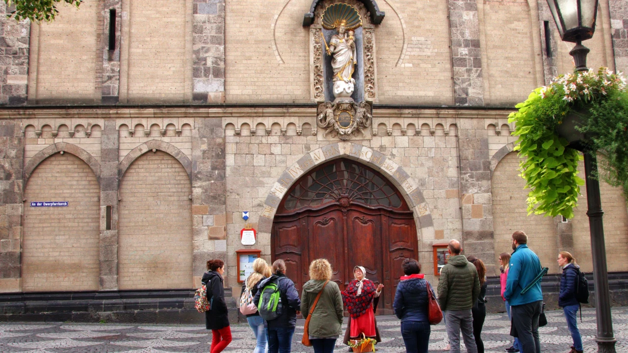 Führungsgruppe steht vor einer Kirche bei der Heilije, Hexe, Huckeweiwer Führung