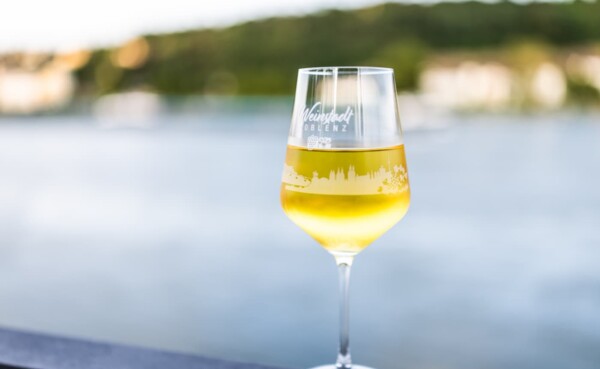Ein Glas Wein auf den Schlossstufen in Koblenz während der Ufer-Bar © Koblenz-Touristik GmbH, Kai Myller