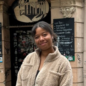 Adissa Ibrahim steht vor der Bar Mephisto © Koblenz-Touristik, Leon Werner