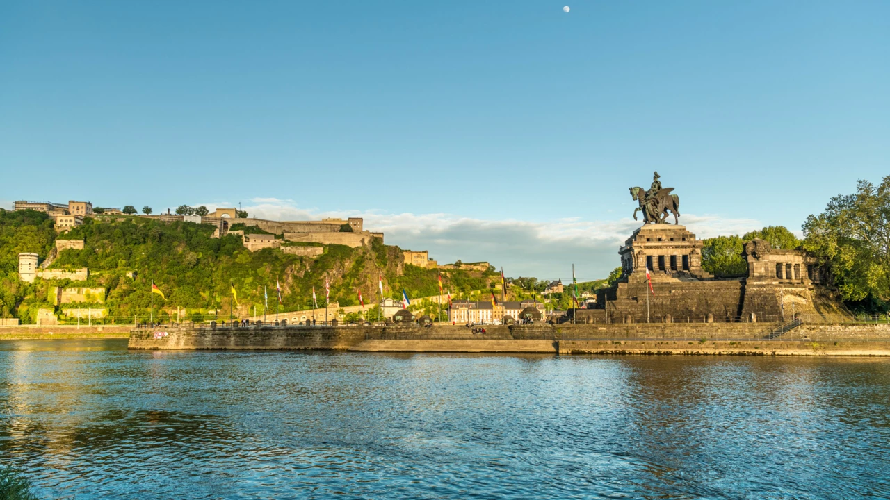 Blick von der Mosel auf das Deutsche Eck und die Festung Ehrenbreitstein, Abendstimmung