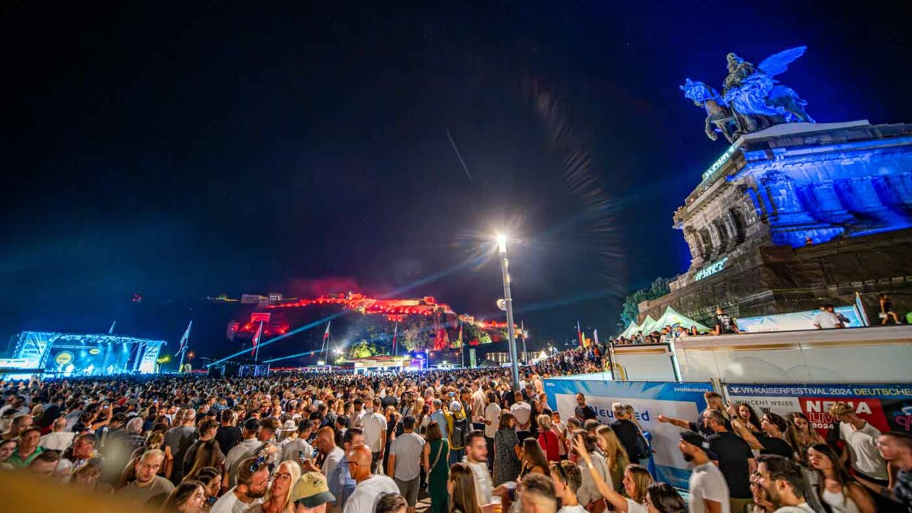 Koblenzer Sommerfest mit Rhein in Flammen 2024, Party-Stimmung am Deutschen Eck © Koblenz-Touristik GmbH, Janko-Media © Koblenz-Touristik GmbH, Janko-Media
