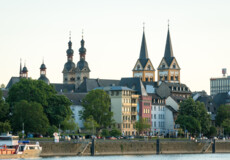 Skyline von Koblenz gesehen vom Moselufer mit mehreren Kirchtürmen ©Koblenz-Touristik GmbH, Dominik Ketz