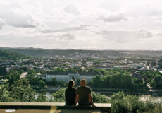 Pärchen von Hinten blickt auf die Stadt Koblenz ©Koblenz-Touristik GmbH, Philip Bruederle