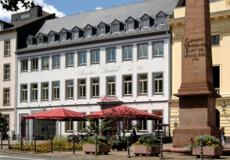 Außenansicht des Koblenzer Sektmuseums mit Wenceslaus Denkmal im Vordergrund © Deinhard KG