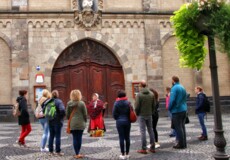 Führungsgruppe steht vor einer Kirche bei der Heilije, Hexe, Huckeweiwer Führung ©Koblenz-Touristik GmbH, Johannes Bruchhof 