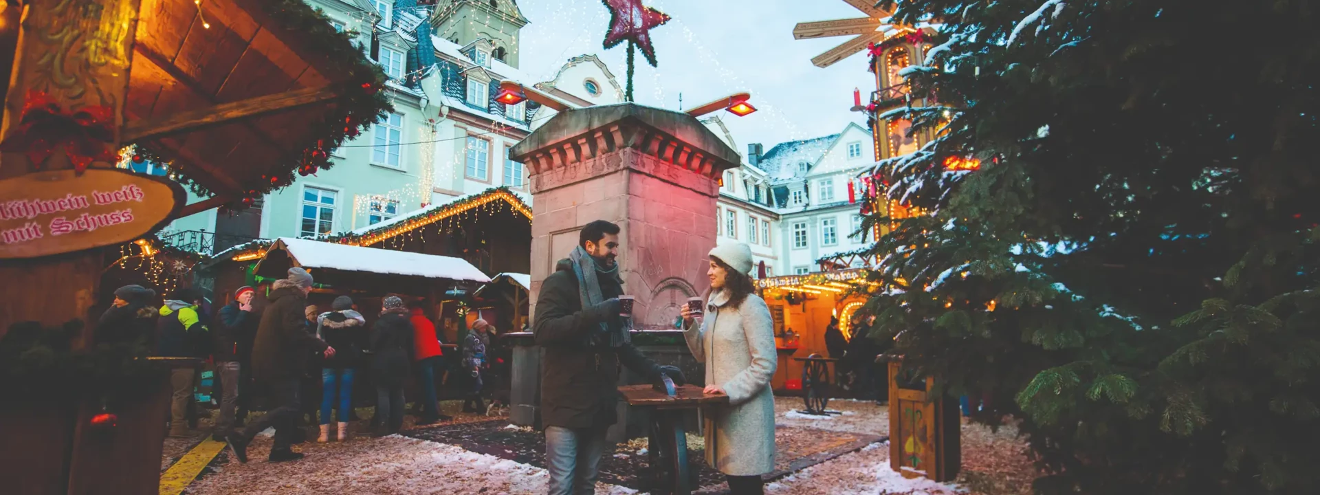 Couple drinking mulled wine at the Koblenz Christmas market © Koblenz-Touristik GmbH, Henry Tornow Couple drinking mulled wine at the Koblenz Christmas market © Koblenz-Touristik GmbH, Henry Tornow