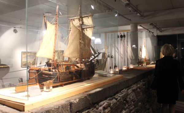 Ausstellung vom mittelalterlichen Schiff im Rhein-Museum