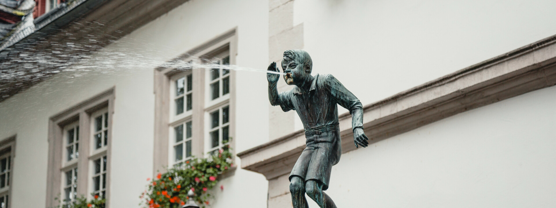 Blick auf den Schängelbrunnen von unten, während er Wasser "spuckt" ©Radosav Pavićević, Koblenz-Touristik GmbH