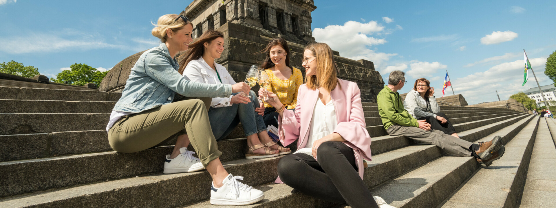 Mädels trinken Wein auf den Stufen des Deutschen Ecks ©Koblenz-Touristik GmbH, Dominik Ketz