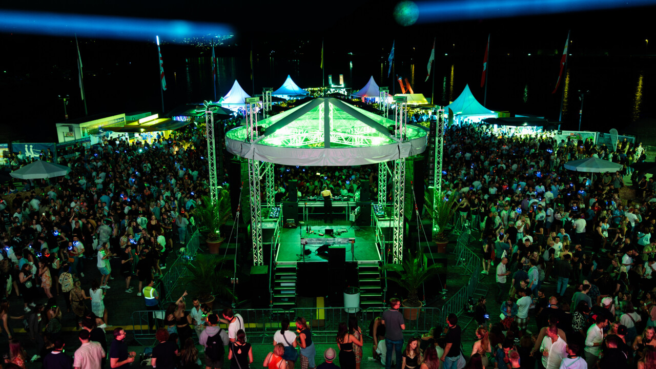 Menschen feiern zusammen am Deutschen Eck bei Electronic Wine in Koblenz ©Koblenz-Touristik, Janko.Media 