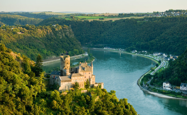 Luchtfoto van Kasteel Katz met de kliffen van Loreley op de achtergrond en de Rijn die er doorheen stroomt ©Rheinland-Pfalz Tourismus GmbH, Dominik Ketz