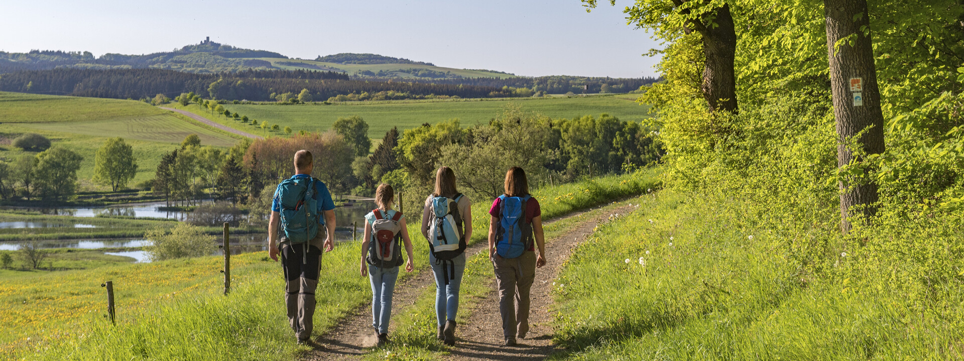 Familie wandert in der Eifel © 
