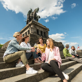 Mädels trinken Wein auf den Stufen des Deutschen Ecks © Koblenz-Touristik GmbH, Dominik Ketz