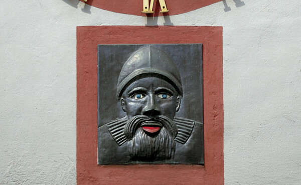 Der Koblenzer Augenroller unter einer Uhr an der Wand ©Koblenz-Touristik GmbH, Augenroller