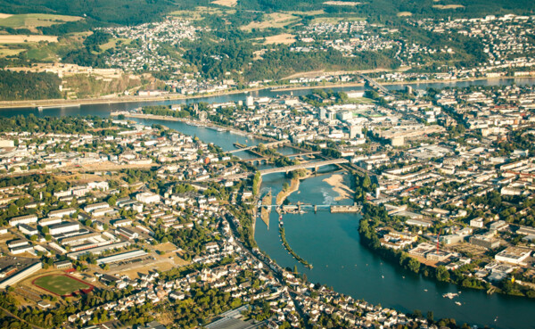 Luftaufnahme von Koblenz mit den Moselbrücken im Vordergrund und der Festung im Hintergrund ©Johannes Bruchhof 