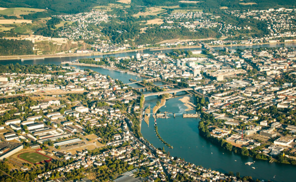 Luftaufnahme von Koblenz mit den Moselbrücken im Vordergrund und der Festung im Hintergrund ©Johannes Bruchhof