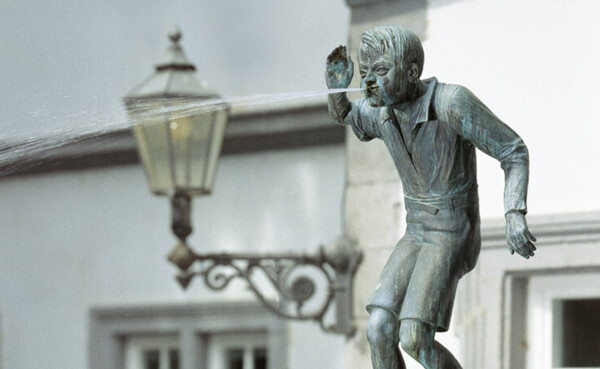 Der Schängelbrunnen spuckt wasser ©Koblenz-Touristik GmbH, Gauls