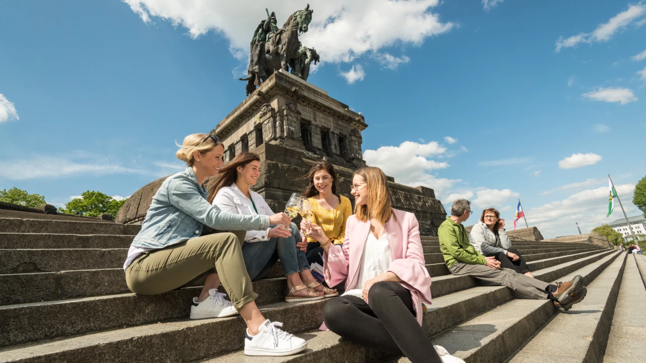 Mädels trinken Wein auf den Stufen des Deutschen Ecks