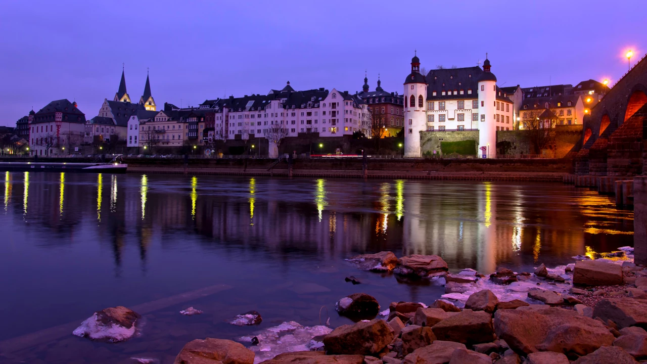 Die Alte Burg in Koblenz mit blauem Himmel und Balduinbrücke im Hintergrund